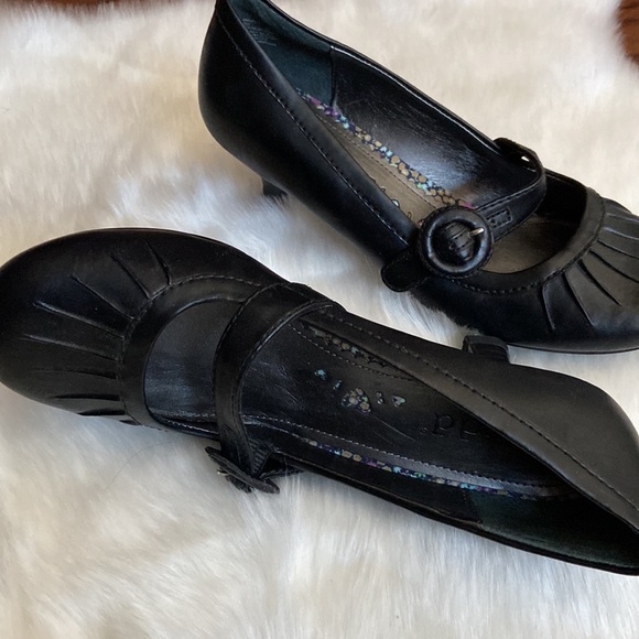 Cute little black shoes size 8 - Picture 3 of 5